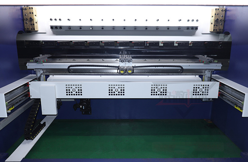 125 Tons 4100mm 5-axis Cnc Servo Hydraulic Press Brake Bending Machine 125 طن 4100 مم 5 محاور باستخدام الحاسب الآلي مضاعفات هيدروليكية آلة ثني الفرامل
