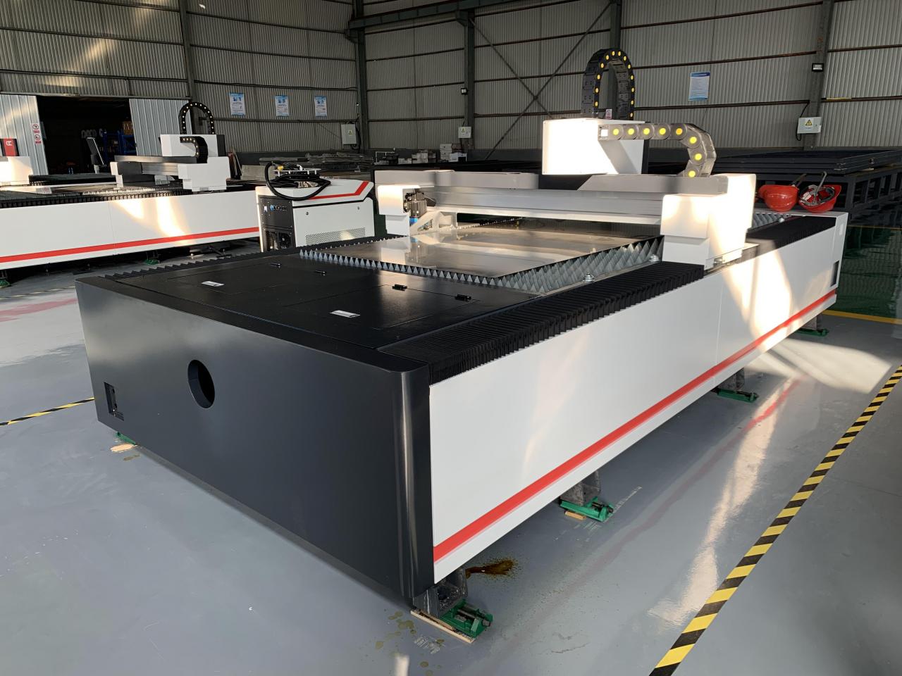 1kw 1.5kw 2kw Fiber Laser Cutting Machine For Metal Sheet Cutting 3000x1500mm 1kw 1,5kw 2kw vláknový laserový řezací stroj pro řezání plechu 3000x1500mm
