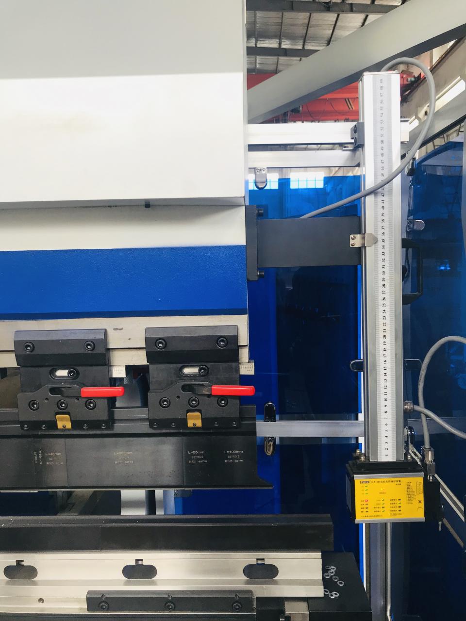 200t 300t Standard Industrial Press Brake Cnc Hydraulic Press Brake Machine 200t 300t standardne tööstuslik presspidur Cnc hüdrauliline presspidurimasin