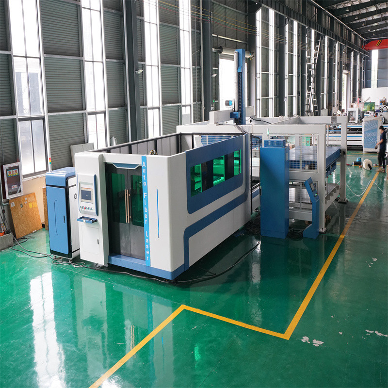Vysoce přesný CNC laserový řezací stroj se střední šířkou plechových vláken