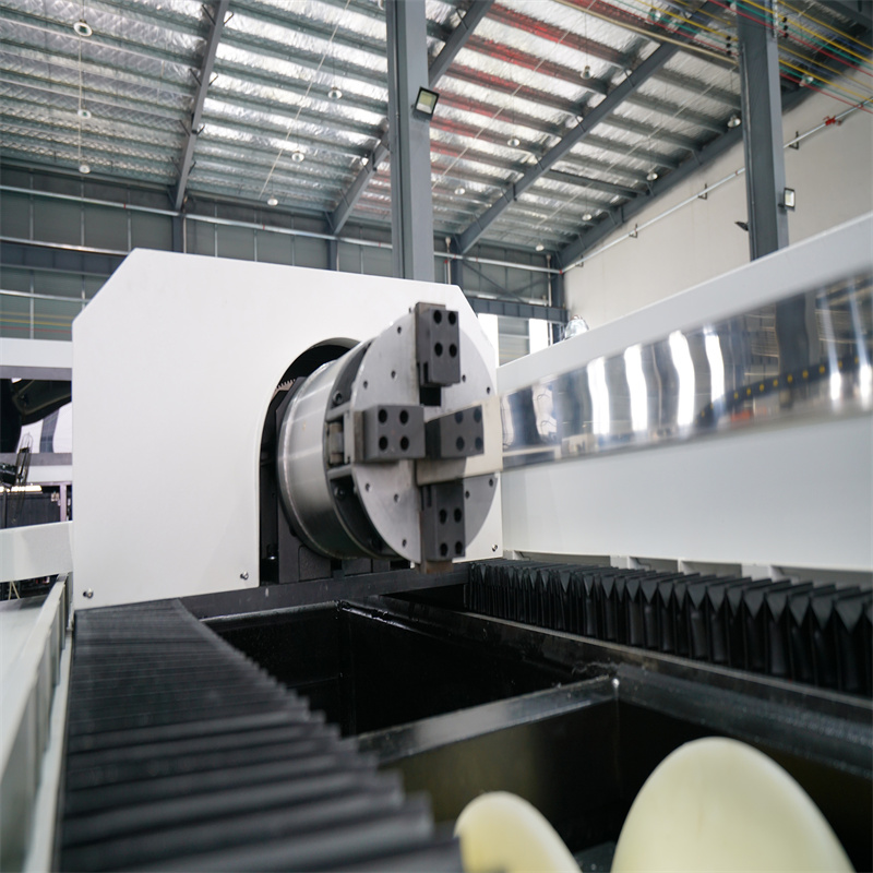 Vysoce přesný CNC laserový řezací stroj se střední šířkou plechových vláken