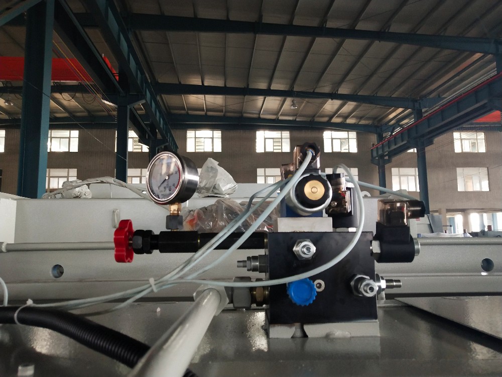 China Metal Hydraulic Press Brake Machine With Reasonable Price الصين آلة الفرامل الهيدروليكية الصحافة المعدنية بسعر معقول