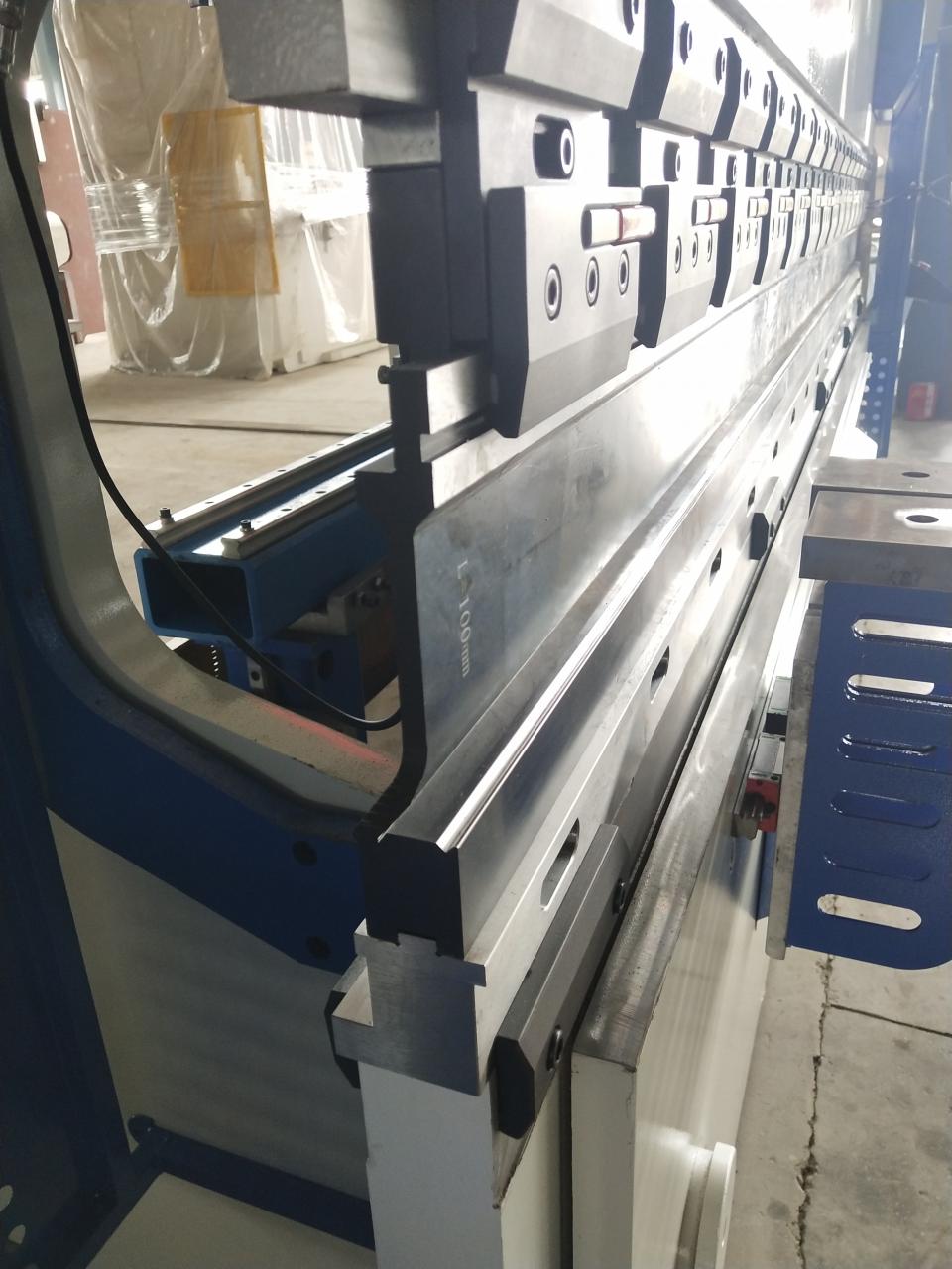 China Metal Hydraulic Press Brake Machine With Reasonable Price الصين آلة الفرامل الهيدروليكية الصحافة المعدنية بسعر معقول