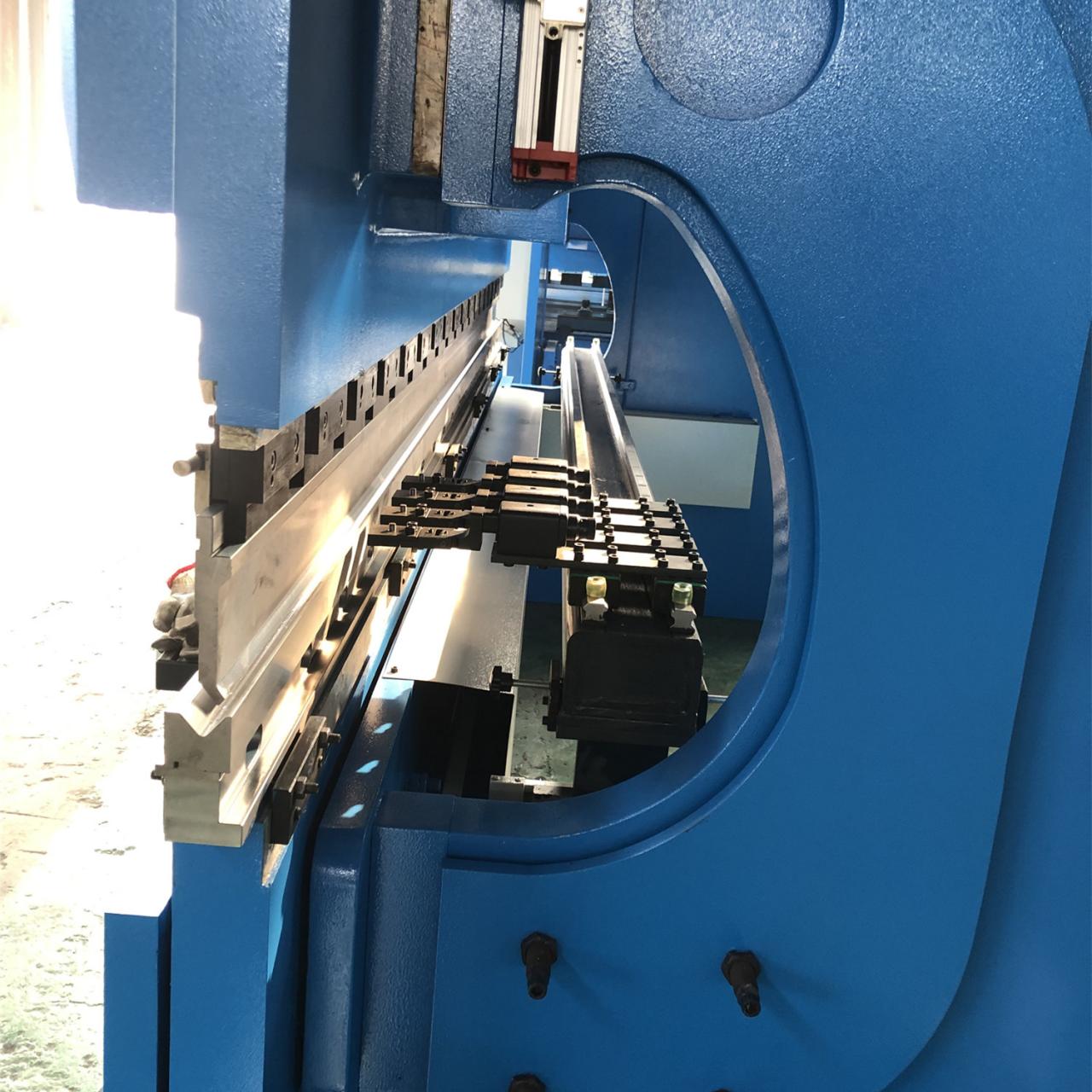 Da53t Cnc System Controller 125t4000 3+1 Axis Cnc Hydraulic Press Brake With Good Quality Da53t Cnc System Controller 125t4000 3+1 Axis Cnc Hydraulisk kantpresse med god kvalitet
