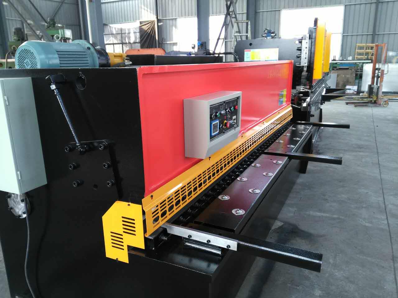 Hydraulic Swing Beam Guillotine Shears Qc12y-4x2500 מזמר גיליוטינה הידראולי קרן נדנדה Qc12y-4x2500