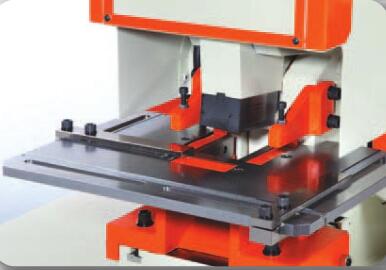 Metal Hydraulic IronWorker Machine Punching And Shearing Machine Fém hidraulikus IronWorker lyukasztó- és nyírógép