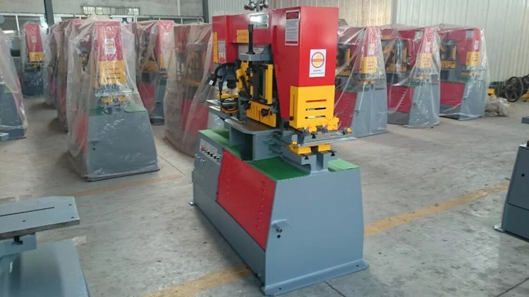 Q35y Series Multifunctional Hydraulic Iron Worker Combined Shearing And Punching Machine Multifunkční hydraulický žehlicí stroj řady Q35y kombinovaný stříhací a děrovací stroj