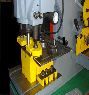 Steel Plate Angle Cutting Punching Notching Machine Hydraulic Ironworker For Sale Stålplade Vinkelskæring Stansning Notching Machine Hydraulisk Jernbearbejdning Sælges