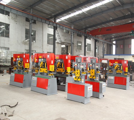 Steel Plate Angle Cutting Punching Notching Machine Hydraulic Ironworker For Sale Stålplade Vinkelskæring Stansning Notching Machine Hydraulisk Jernbearbejdning Sælges