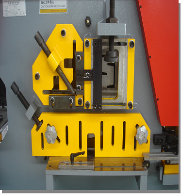 Steel Plate Angle Cutting Punching Notching Machine Hydraulic Ironworker For Sale Stålplade Vinkelskæring Stansning Notching Machine Hydraulisk Jernbearbejdning Sælges