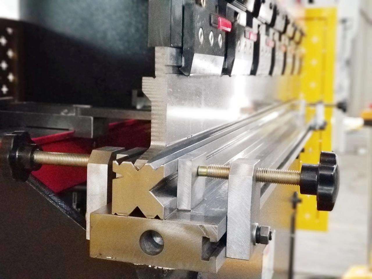 Wc67k 100 Ton 200 Ton Hydraulic Cnc Press Brake Machine For Iron Metal Steel Plate Wc67k 100 tonnellate Macchina idraulica del freno della pressa di CNC da 200 tonnellate per il piatto d'acciaio del metallo del ferro