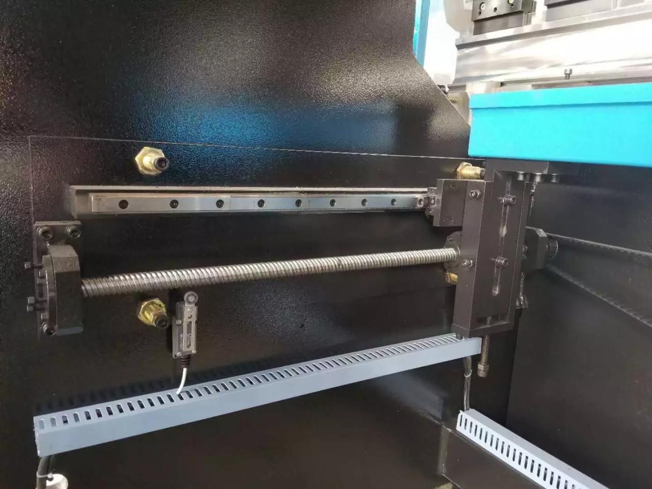 Wc67k 100 Ton 200 Ton Hydraulic Cnc Press Brake Machine For Iron Metal Steel Plate Wc67k 100 tonnellate Macchina idraulica del freno della pressa di CNC da 200 tonnellate per il piatto d'acciaio del metallo del ferro