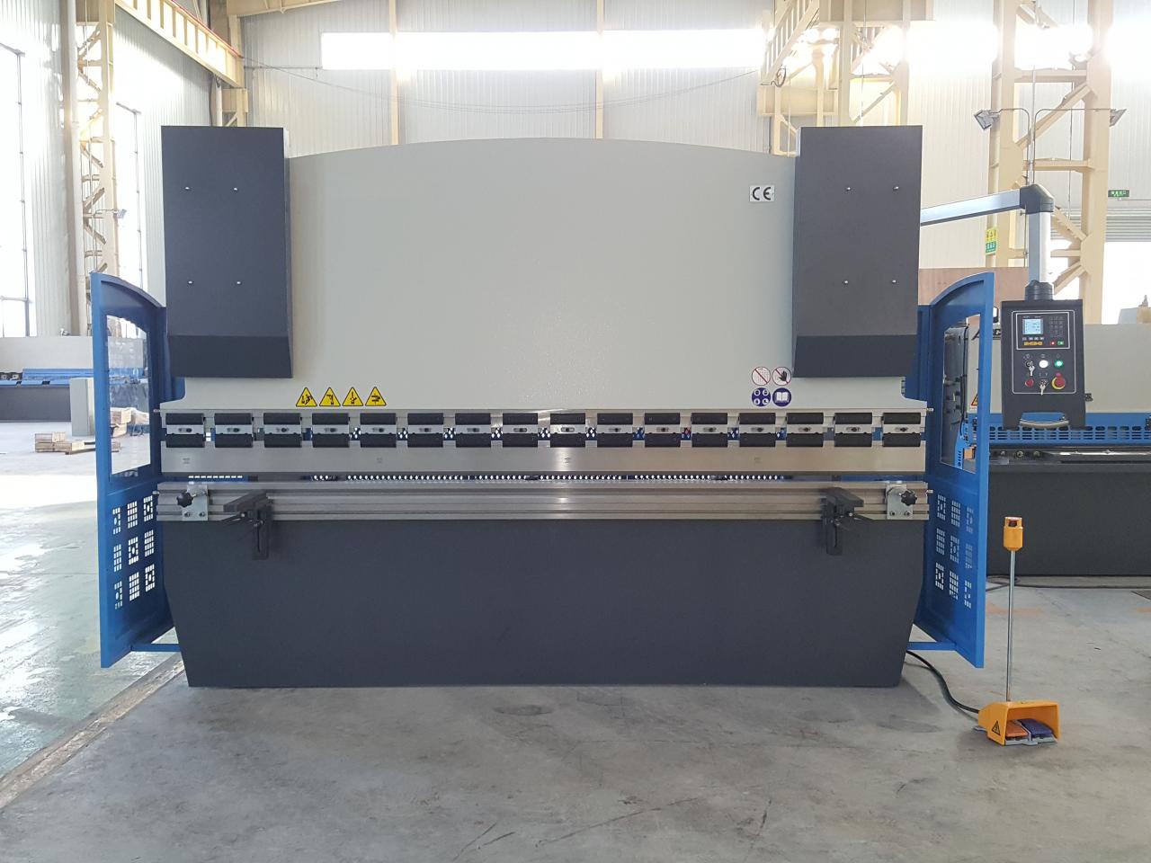 Wc67k 100 Ton 200 Ton Hydraulic Cnc Press Brake Machine For Iron Metal Steel Plate Wc67k 100 tonnellate Macchina idraulica del freno della pressa di CNC da 200 tonnellate per il piatto d'acciaio del metallo del ferro